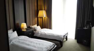 Гостиница Гранд Отель Сохо Азов Стандартный двухместный номер с 2 отдельными кроватями-1
